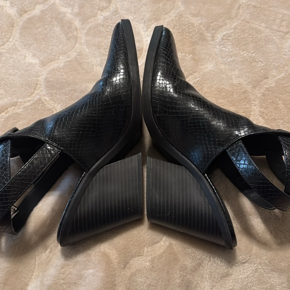 EUC SNAKESKIN BLACK BOOTIES - Picture 5 of 7